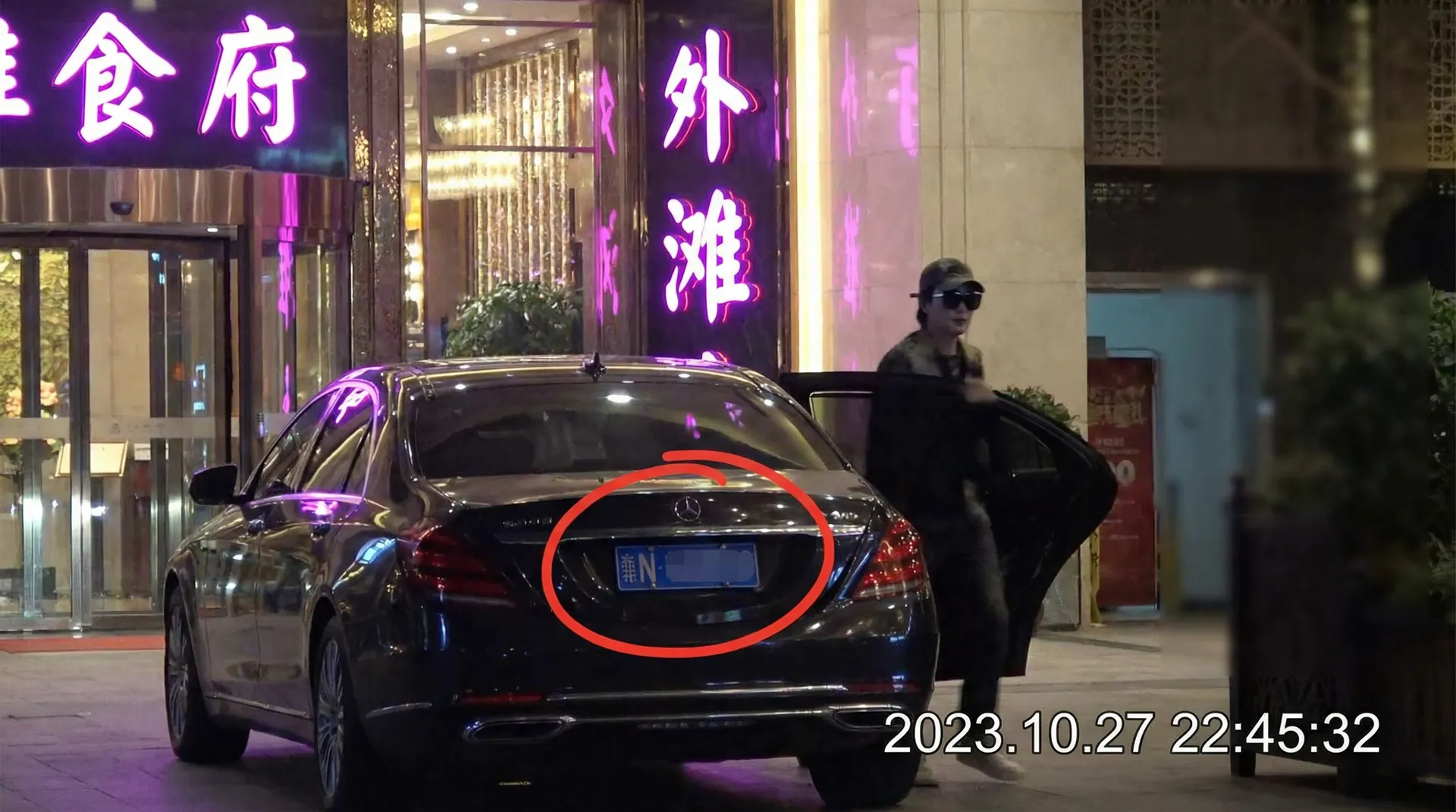 华体会体育 网址 - 豪车餐厅外偷拍